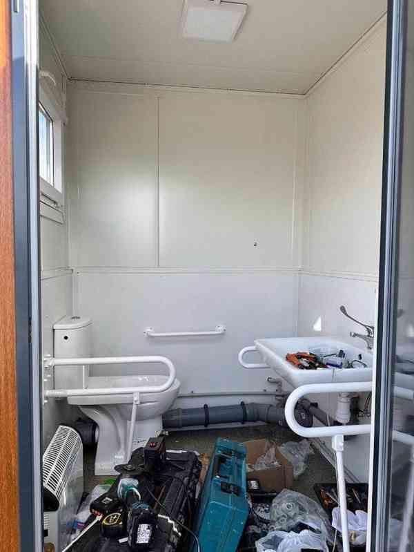 Sanitární kontejnerový pavilon s toaletou, čtyřlůžkový pokoj - foto 15