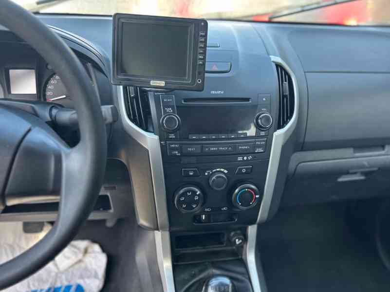 Isuzu D-Max 2,5d Double Cab 4x4 120kw - foto 8