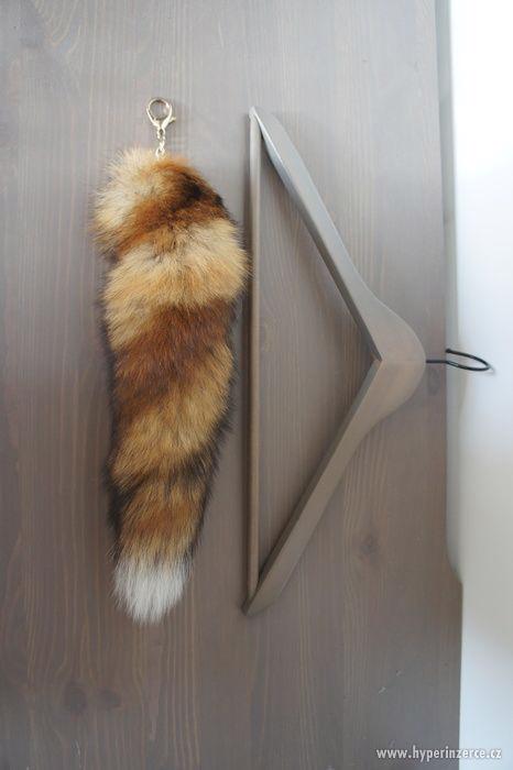 Liščí ohon s karabinkou - foto 2