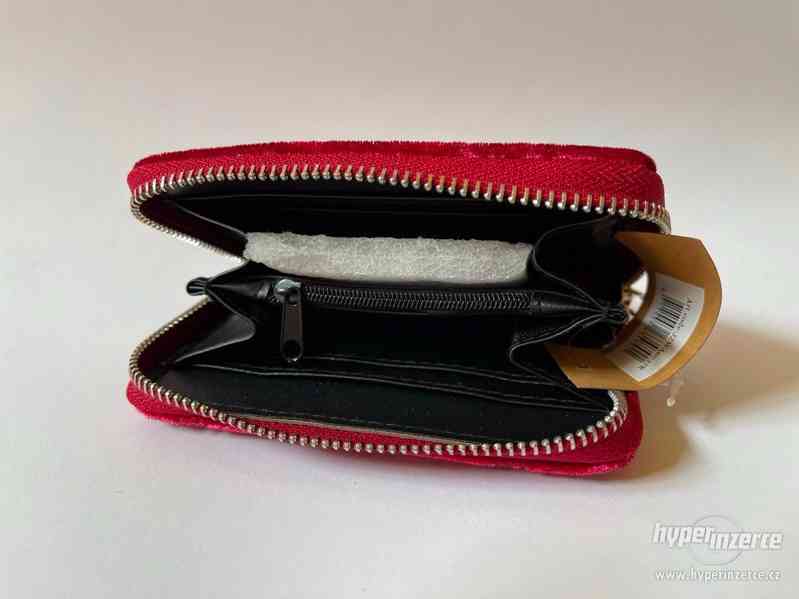 Červená sametová peněženka - foto 3