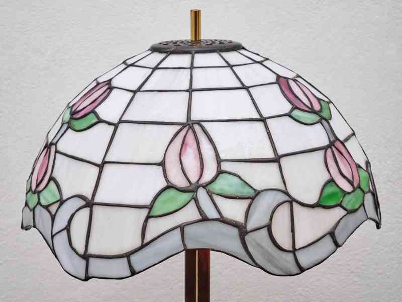 Mosazná lampa se stínidlem Tiffany - foto 4