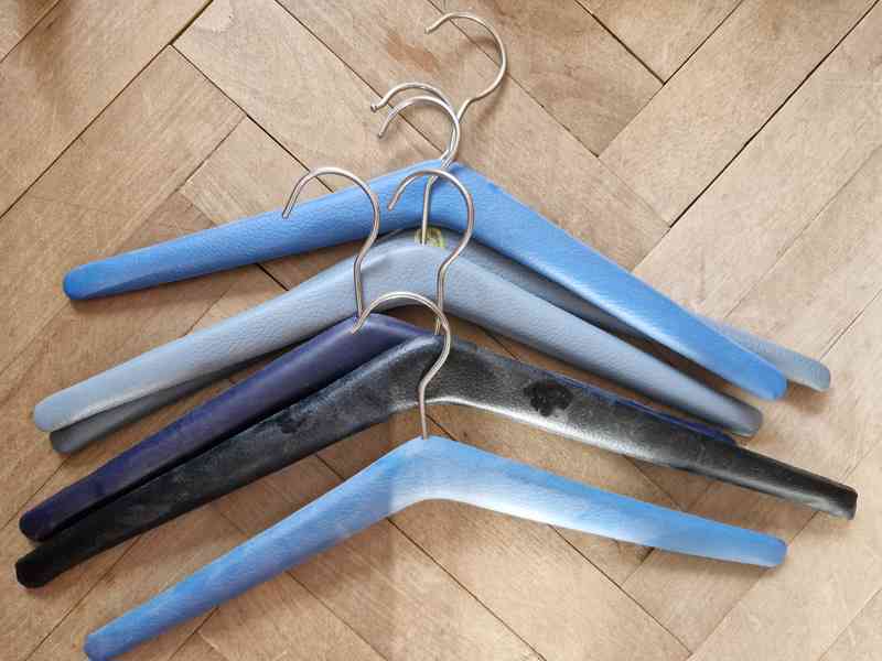 Větší množství ramínek. Klasická, retro i na kalhoty