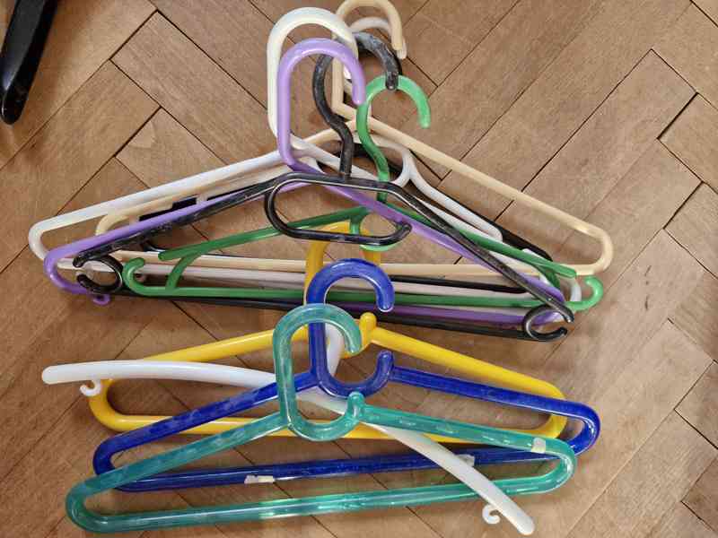 Větší množství ramínek. Klasická, retro i na kalhoty - foto 3