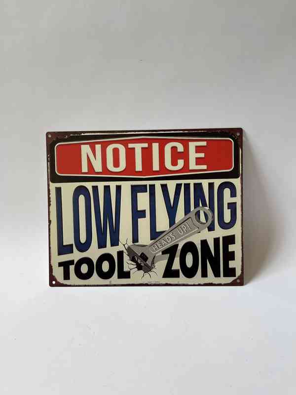 Notice low flying tool zone - plechová cedule - foto 1