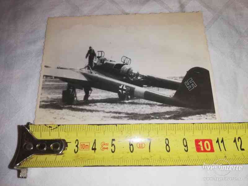 Letadlo s vojákem - fotografie z 2. světové války - foto 1