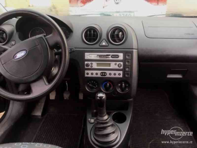 Prodám Ford Fiesta 1,3i, r.7/2005 - foto 4