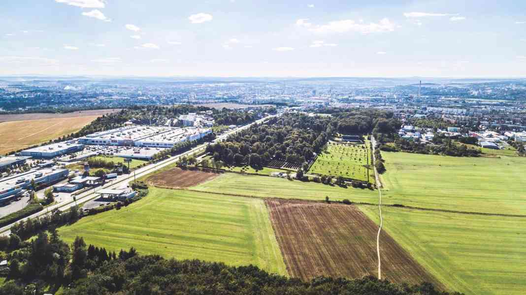 Komerční pozemky určené pro stavbu obchodních zařízení na hlavní třídě v Plzni - foto 3