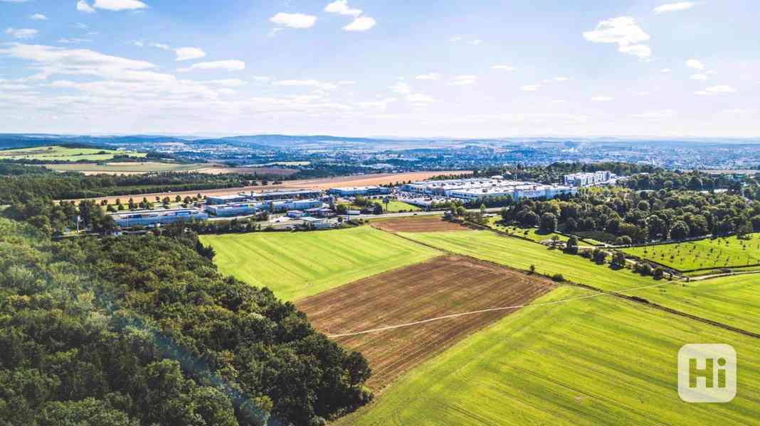 Komerční pozemky určené pro stavbu obchodních zařízení na hlavní třídě v Plzni - foto 14