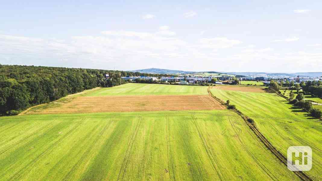 Komerční pozemky určené pro stavbu obchodních zařízení na hlavní třídě v Plzni - foto 20