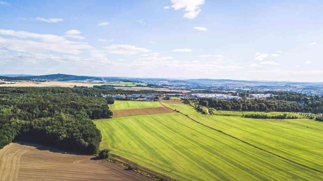 Komerční pozemky určené pro stavbu obchodních zařízení na hlavní třídě v Plzni - foto 18