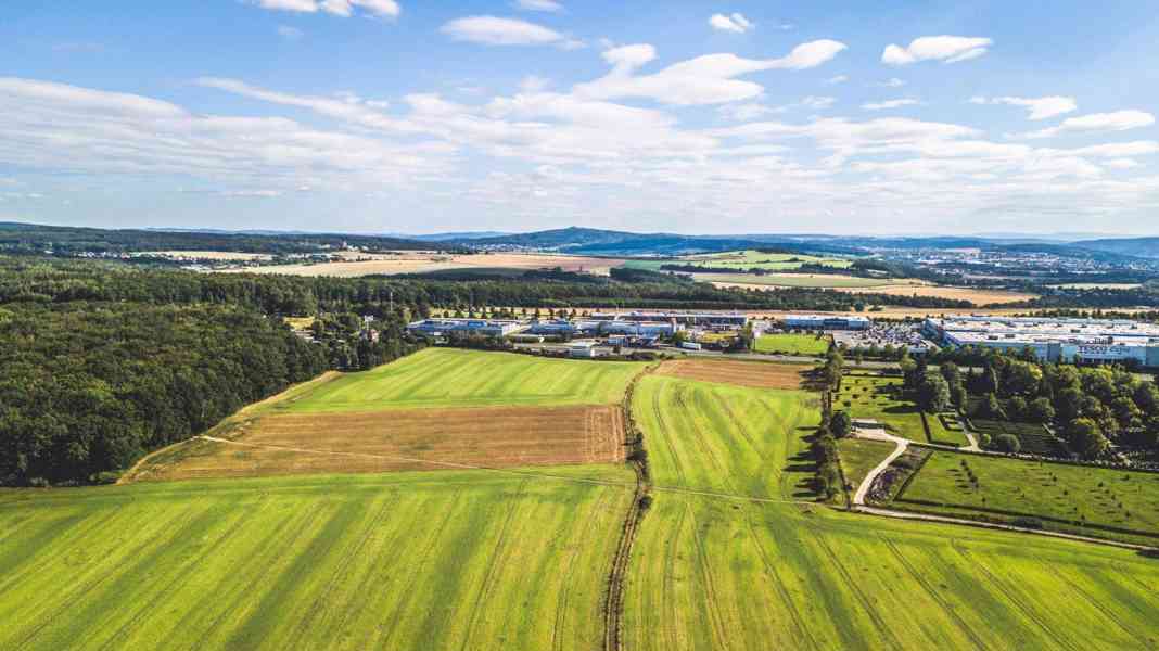 Komerční pozemky určené pro stavbu obchodních zařízení na hlavní třídě v Plzni - foto 5