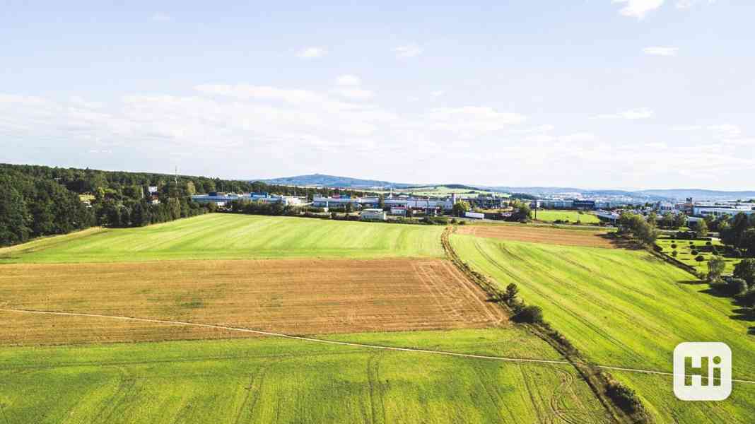 Komerční pozemky určené pro stavbu obchodních zařízení na hlavní třídě v Plzni - foto 19