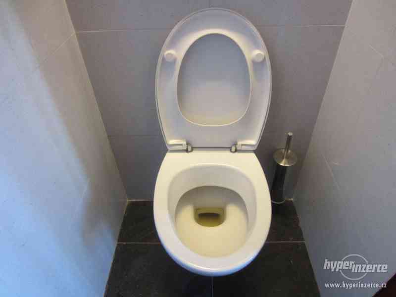 Závěsné WC Delta Amera se sedátkem. - foto 2