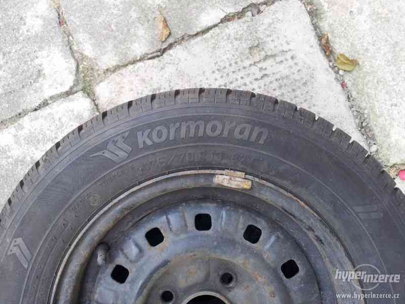 prodám zimní pneu 2 ks s disky Kormoran - foto 3