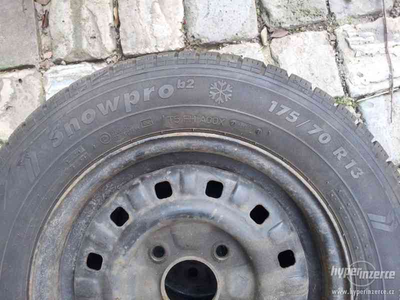 prodám zimní pneu 2 ks s disky Kormoran - foto 4