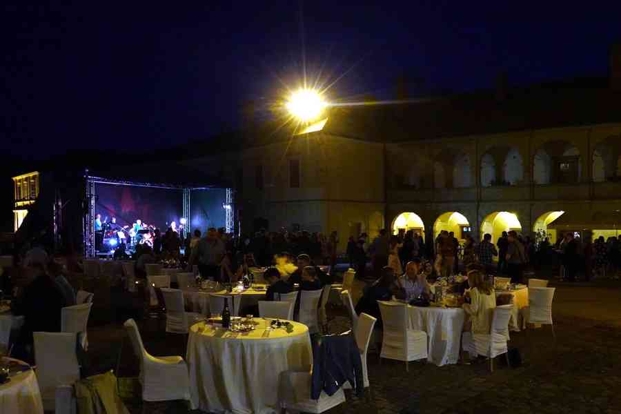 Hrajeme plesy, svatby, firemní párty, taneční  - foto 7