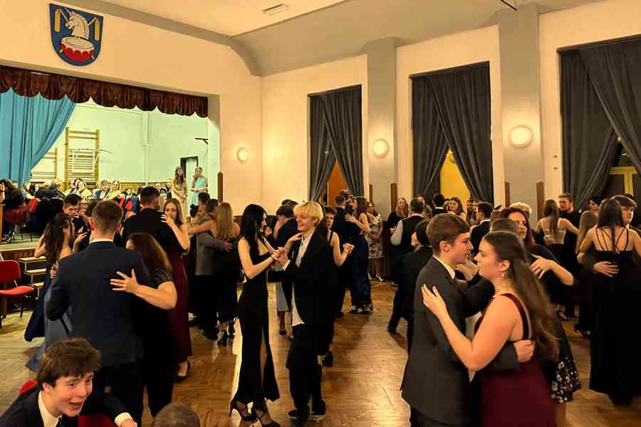 Hrajeme plesy, svatby, firemní párty, taneční  - foto 12