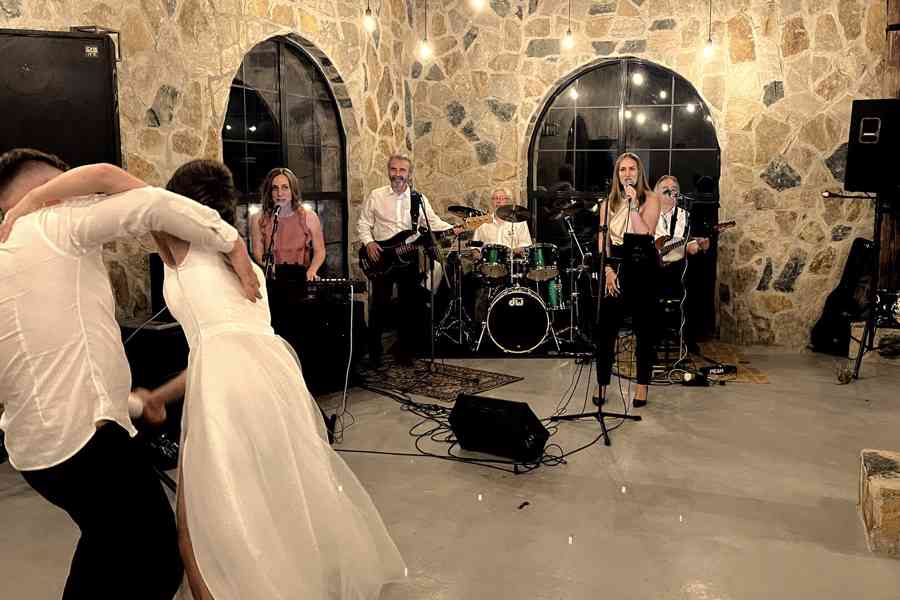 Hrajeme plesy, svatby, firemní párty, taneční  - foto 10