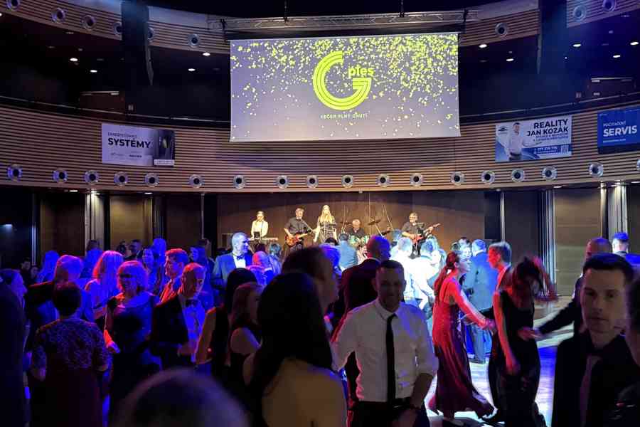 Hrajeme plesy, svatby, firemní párty, taneční  - foto 9