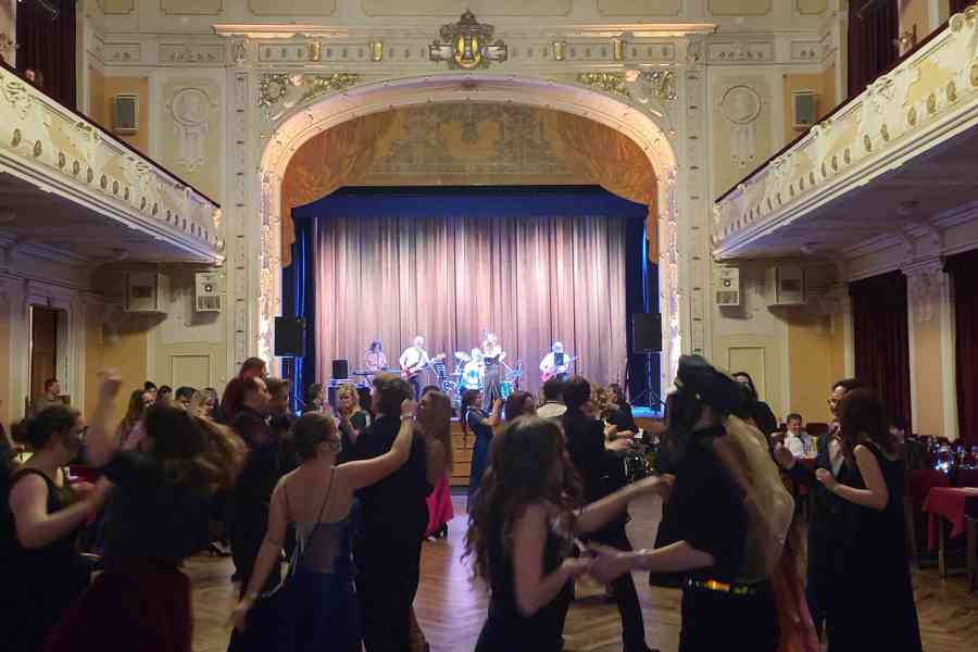 Hrajeme plesy, svatby, firemní párty, taneční  - foto 8