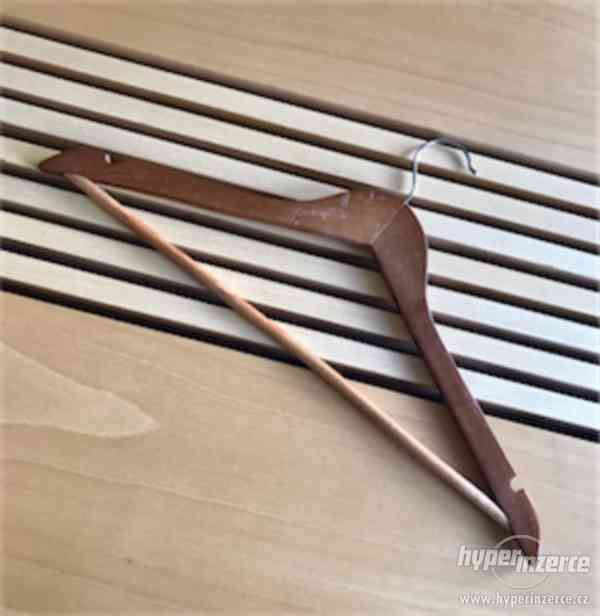 Ramínko dřevěné F6611, 44,5 cm, s příčkou, se zářezy (100) - foto 1