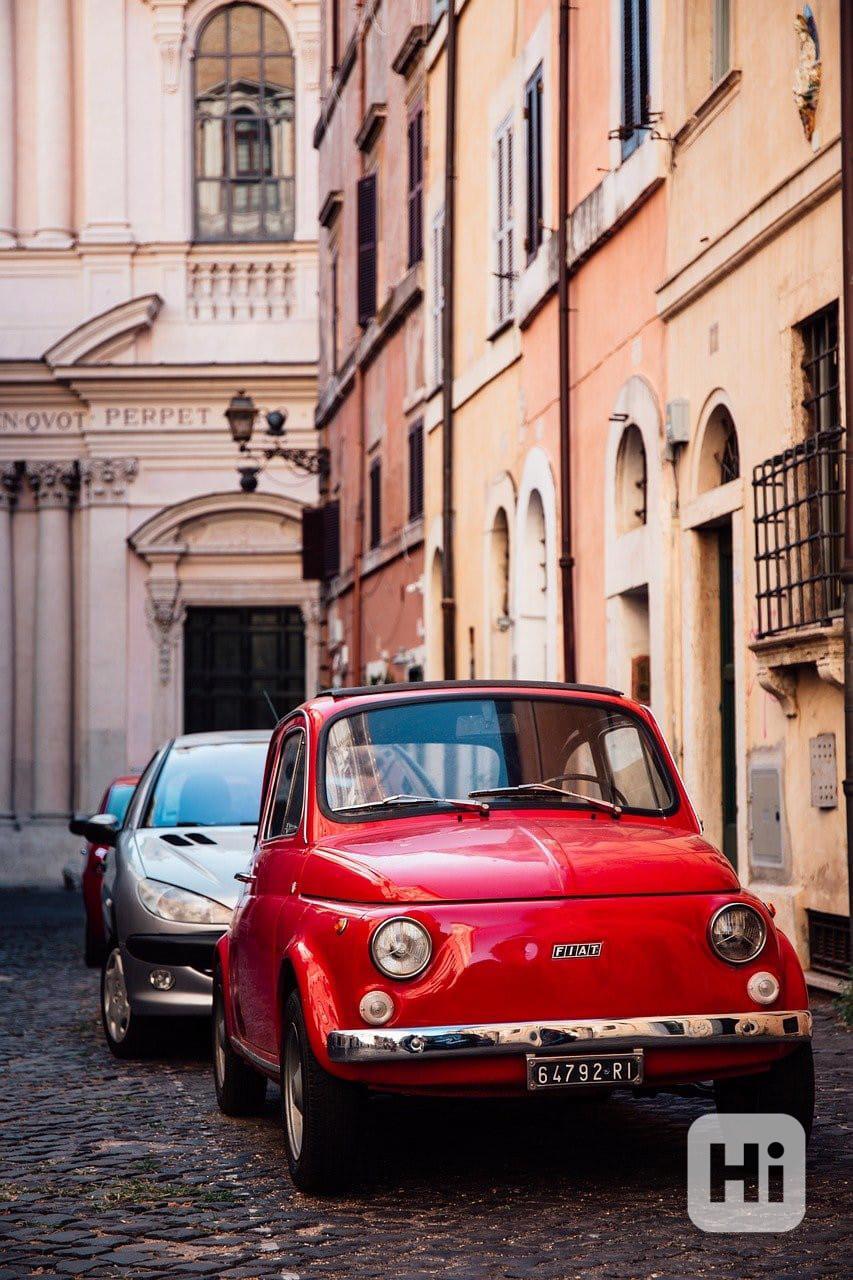 Klasický Fiat 500 v červené barvě - foto 1
