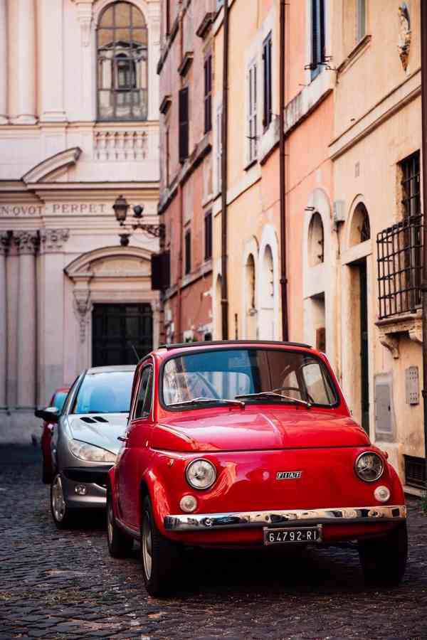 Klasický Fiat 500 v červené barvě - foto 1