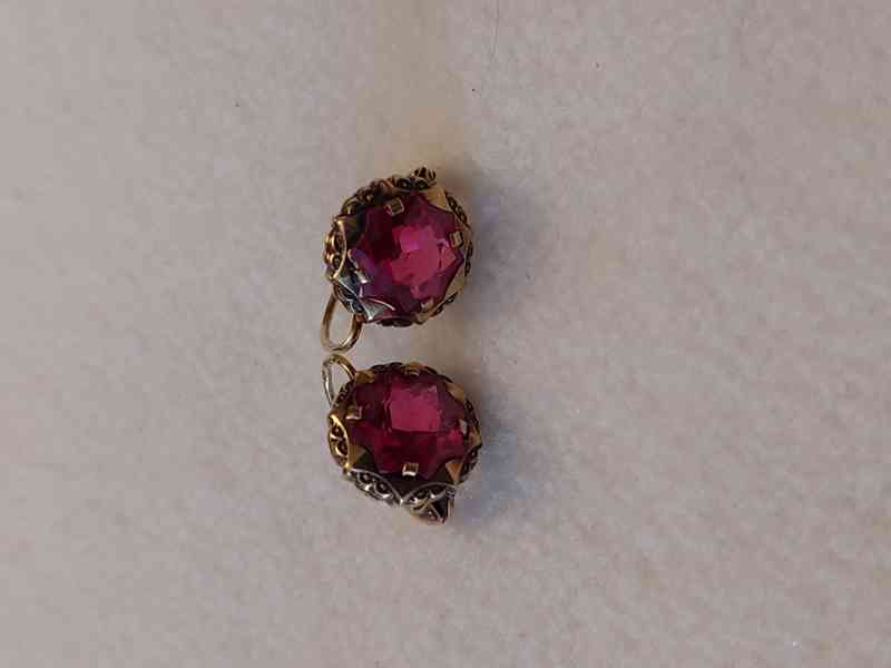 Zlaté náušnice s rubíny