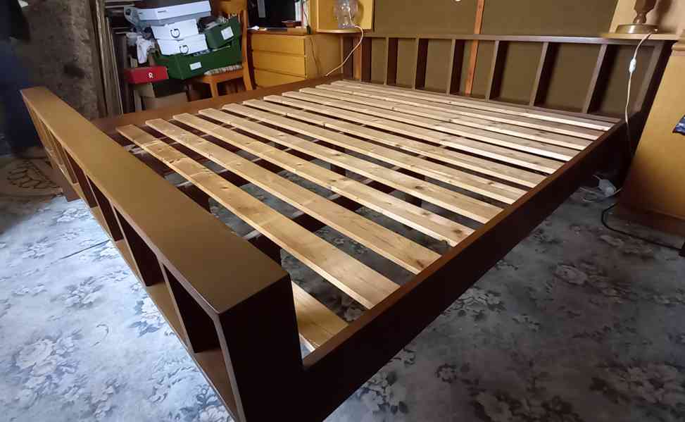 Dřevěné dvojlůžko vyrobené na zakázku včetně matrací - foto 5