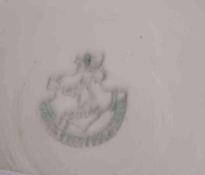 J. Milota, Klenčí, ručně malovaný talíř s kohouty - foto 3