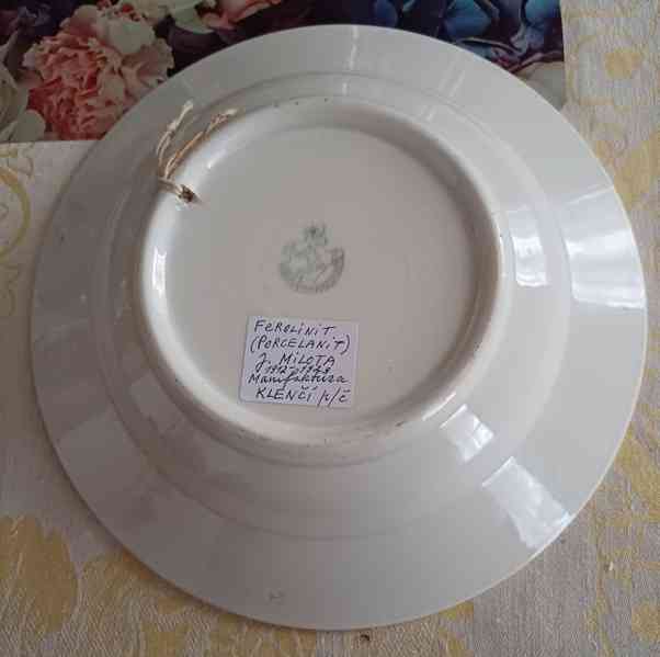 J. Milota, Klenčí, ručně malovaný talíř s kohouty - foto 2