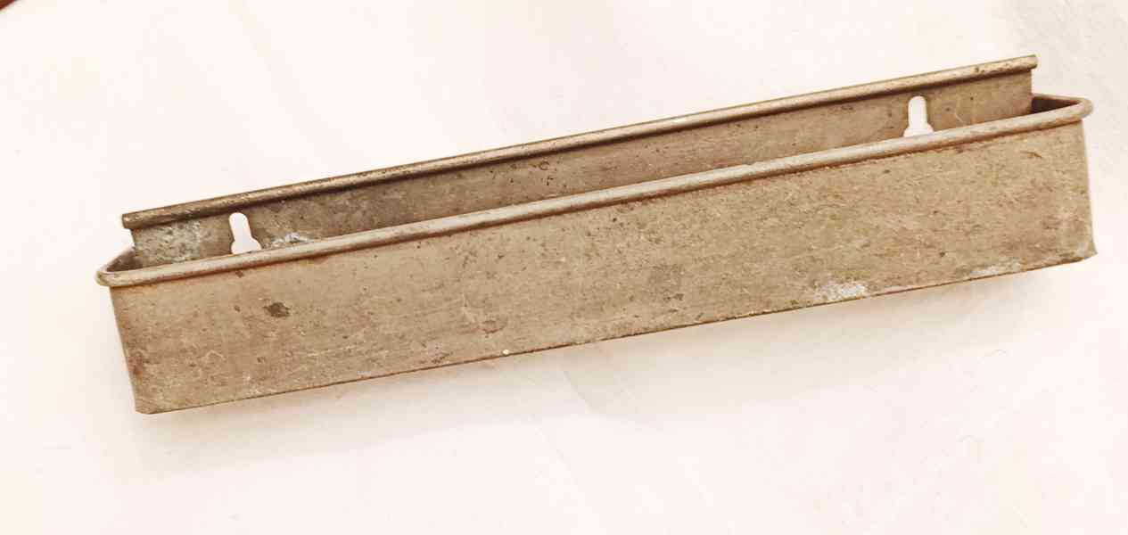 Starý popelník plechový na zavěšení - foto 2