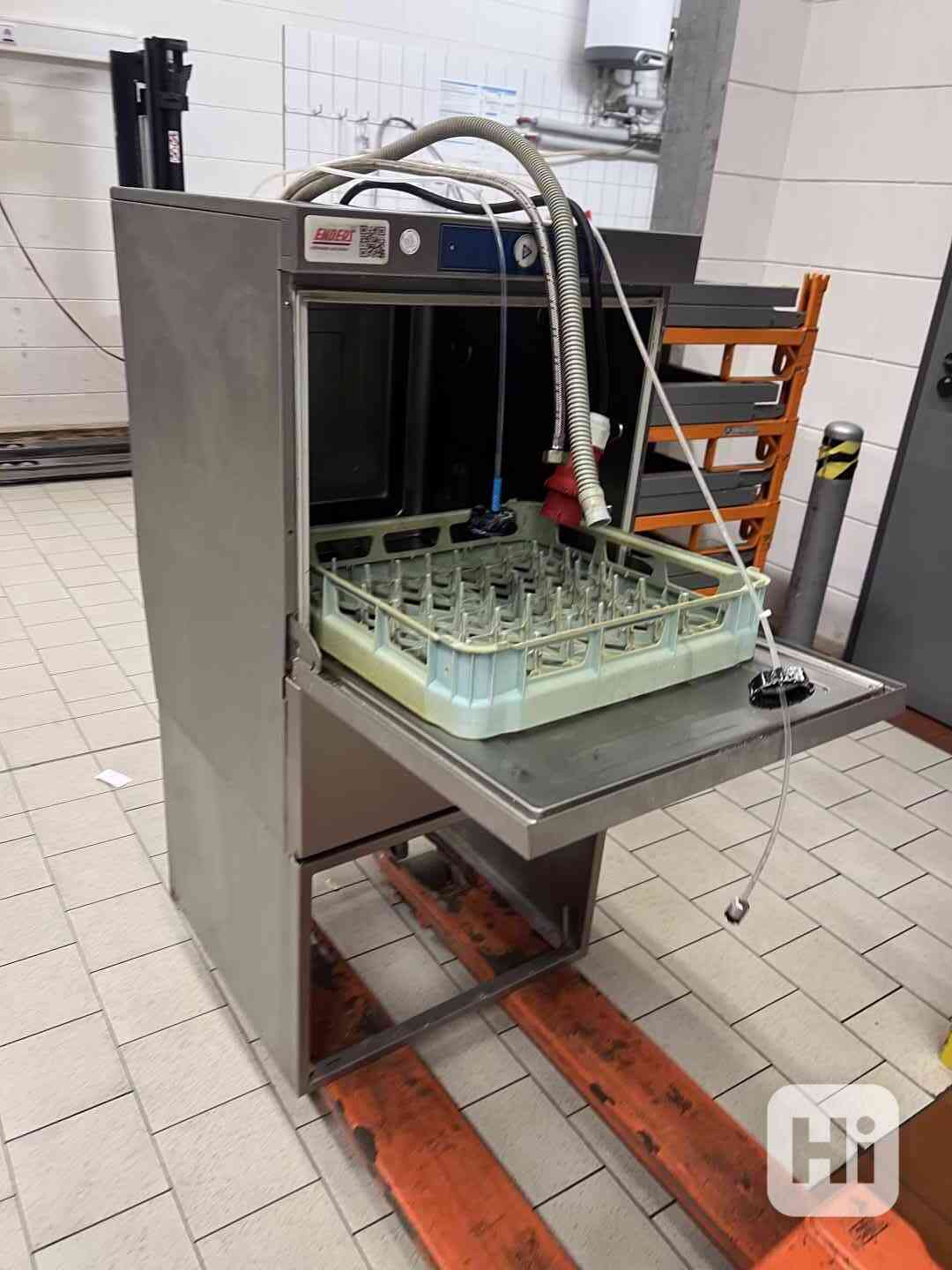 MYČKA NA NÁDOBÍ a podnosy - foto 1