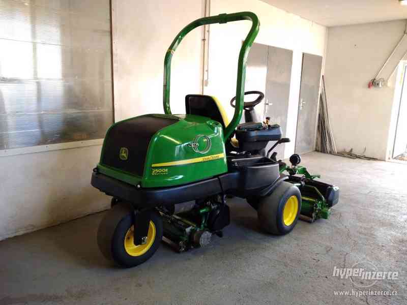 Vřetenová sekačka John Deere 2500E - foto 6
