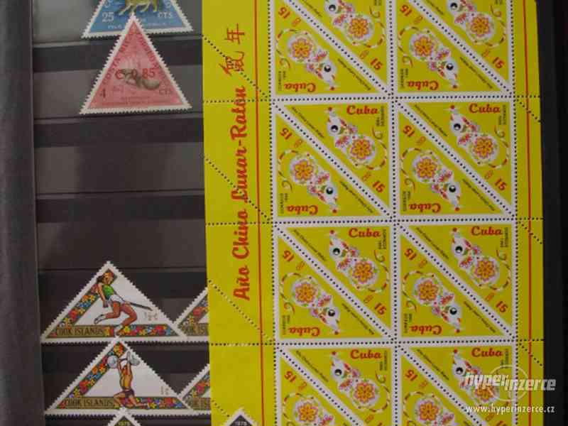 Sbírka trojúhelníkových známek. - foto 8