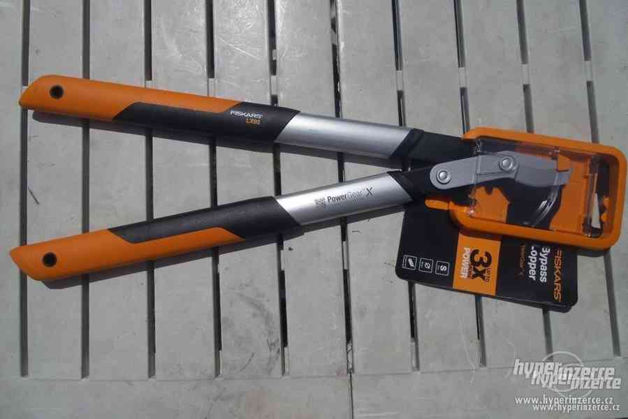 Nůžky na silné větve Fiskars PowerGearX dvoučepelové - foto 1