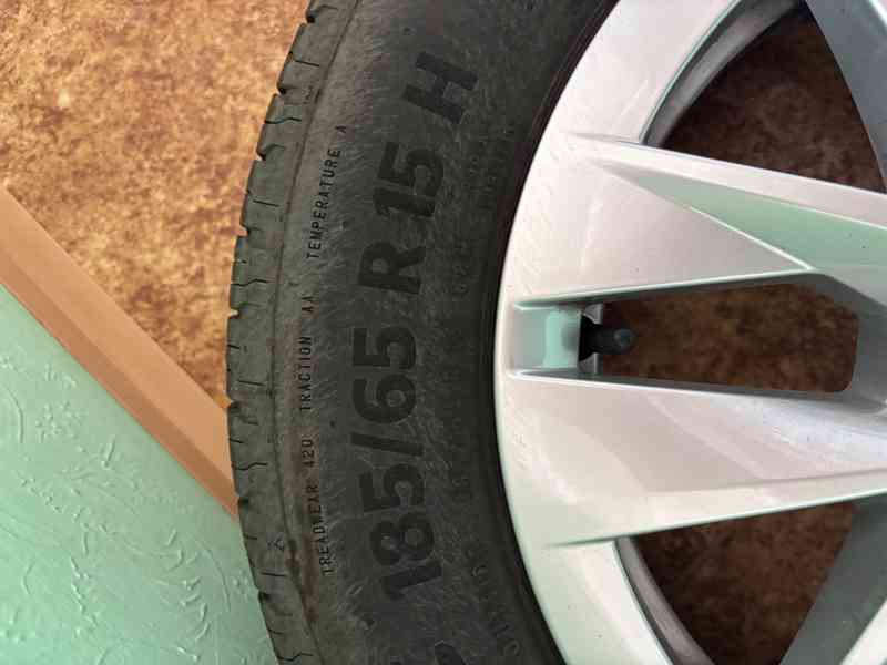 Prodám ZÁNOVNÍ letní ALU sadu Škoda Fabia IV 185/65 R15 - foto 3