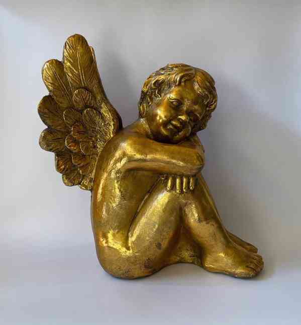 Velký zlatý anděl s křídly
