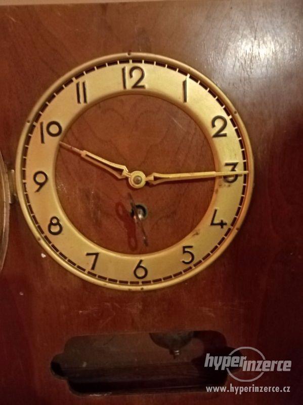 Dřevěné hodiny na zeď s klíčkem a kyvadlem - foto 3