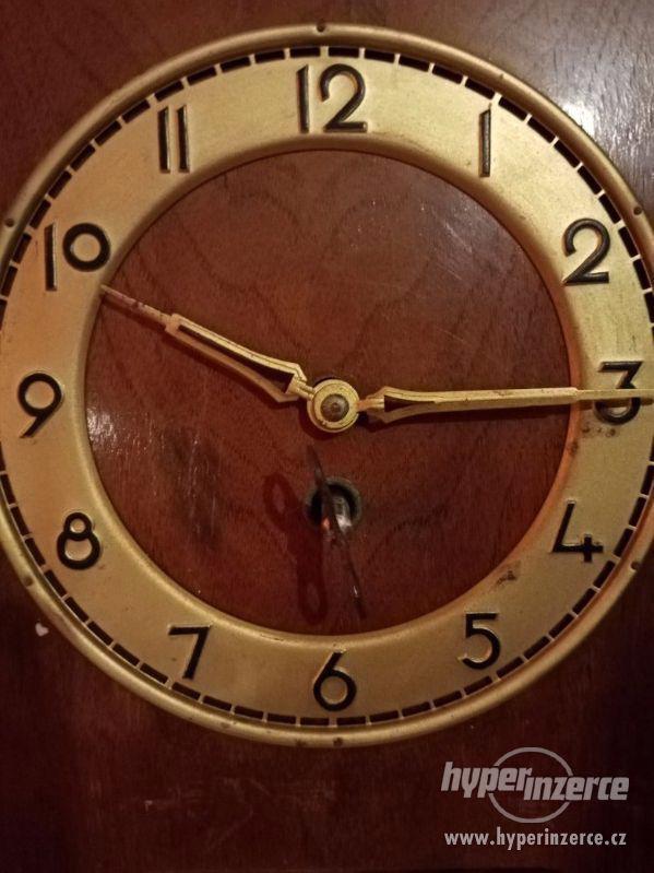 Dřevěné hodiny na zeď s klíčkem a kyvadlem - foto 4
