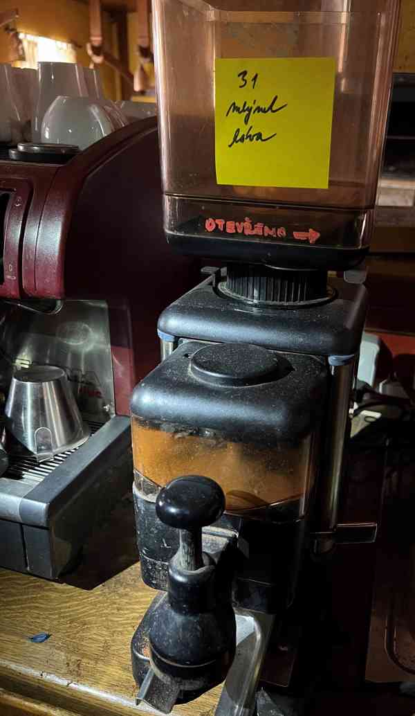 Profesionální mlýnek na kávu FAEMA - foto 2