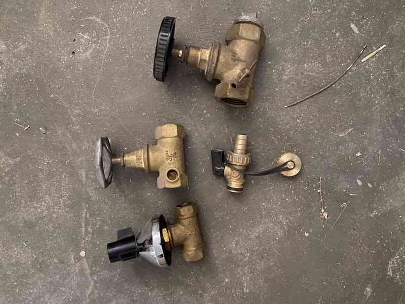 Instalatérský materiál - foto 1