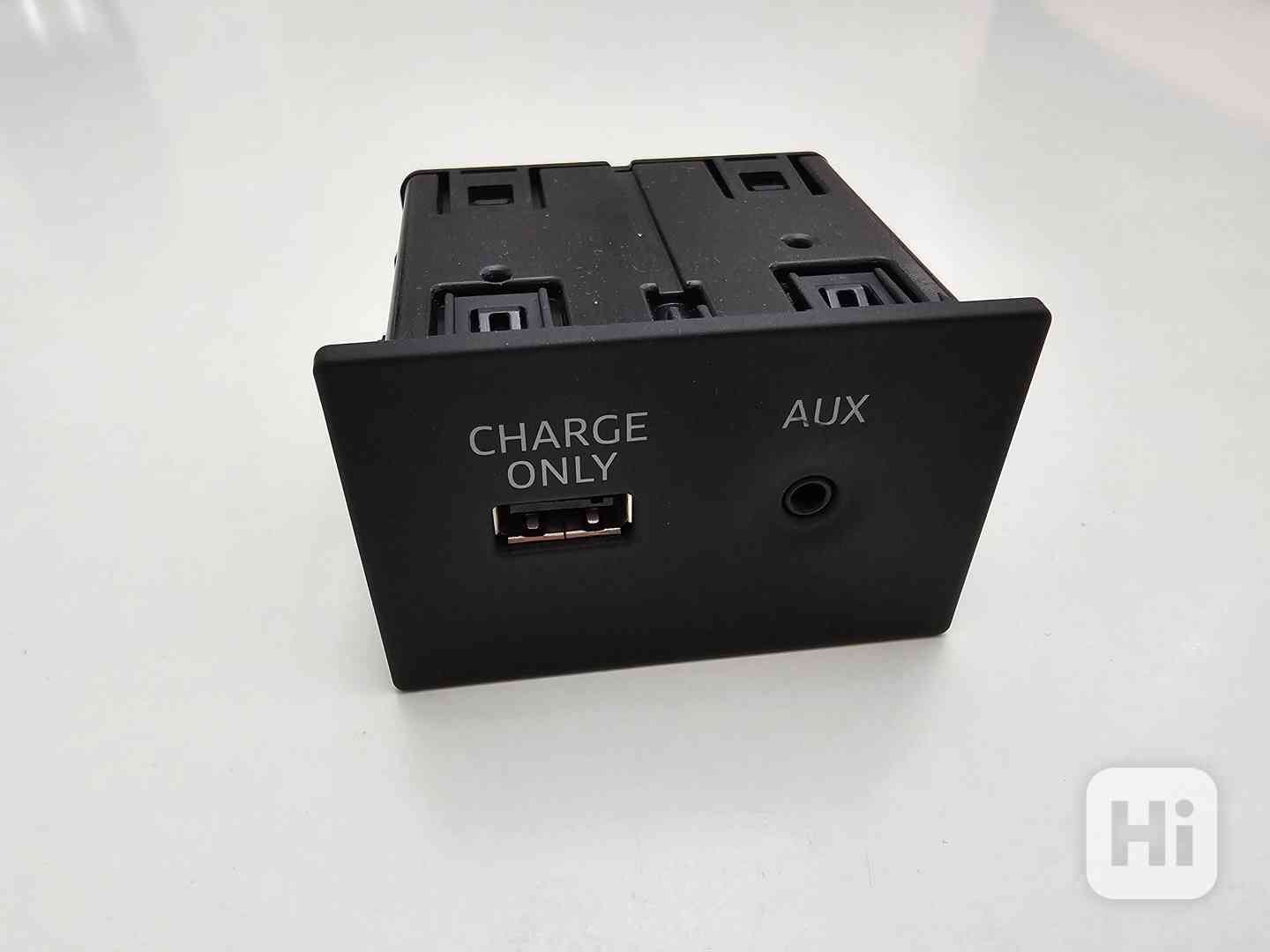 AUDI KONEKTOR USB,AUX / A3_Q2_A6_A7 / ČÍSLO DÍLU 4G0 035 726 - foto 1