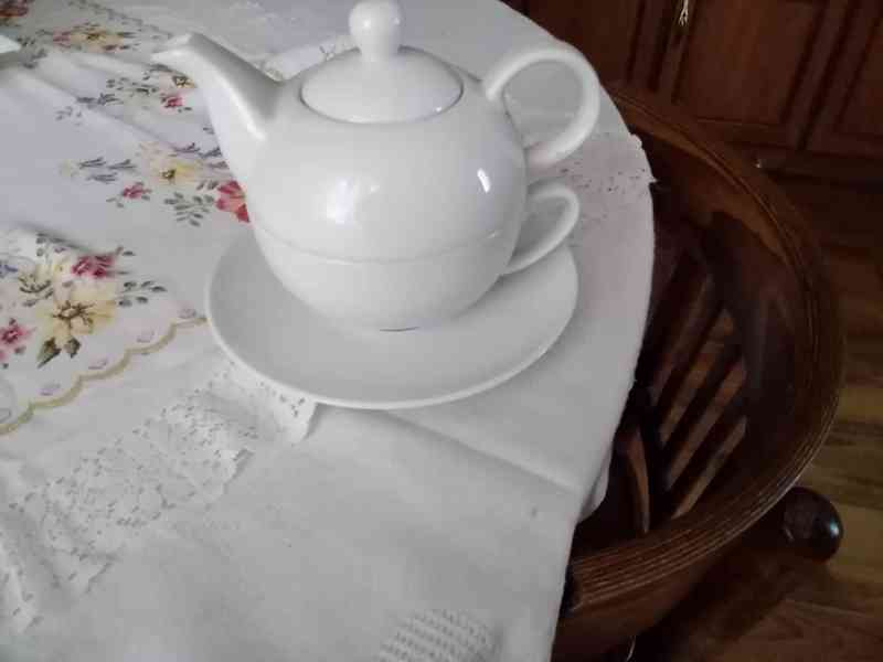 konvička na čaj se šálkem a talířkem - foto 1