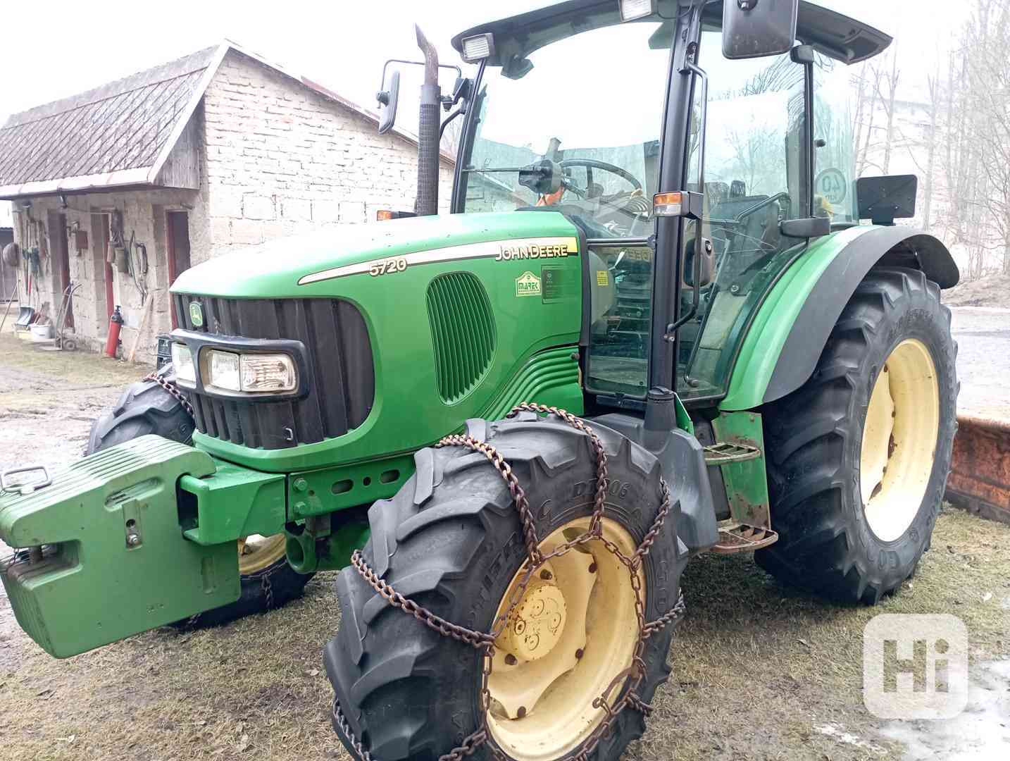 Traktor John Deere 5720 - foto 1