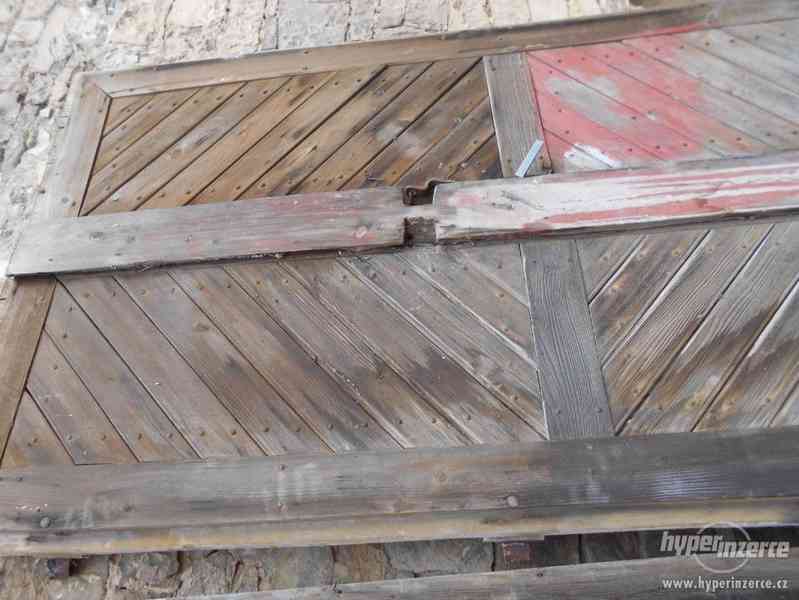 Staré dřevěné dveře-vrátka - foto 2