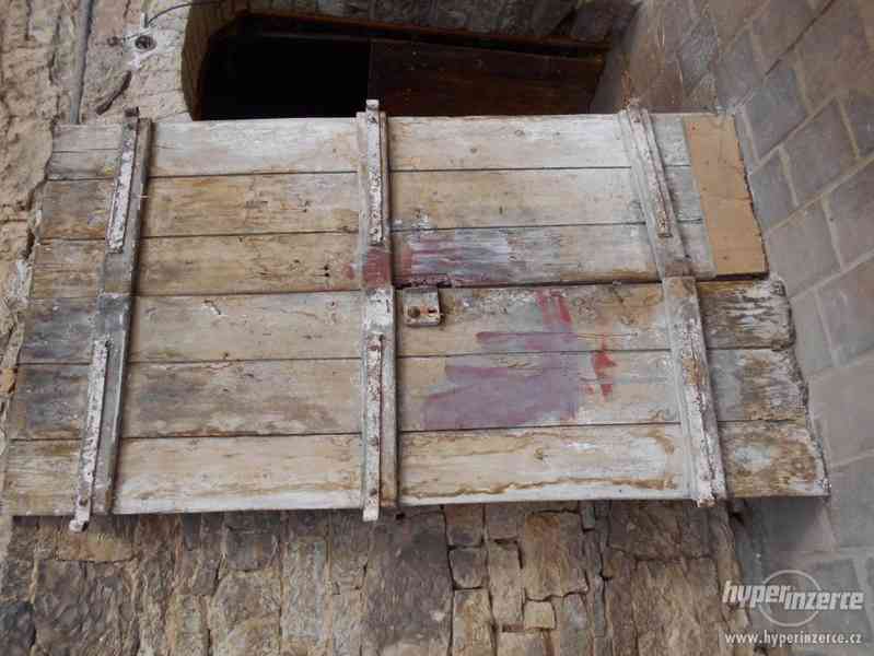 Staré dřevěné dveře-vrátka - foto 4