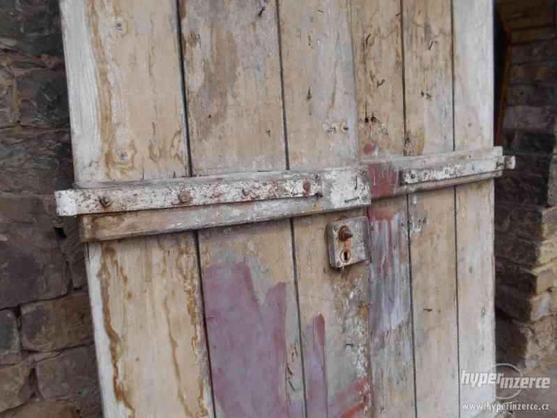 Staré dřevěné dveře-vrátka - foto 5
