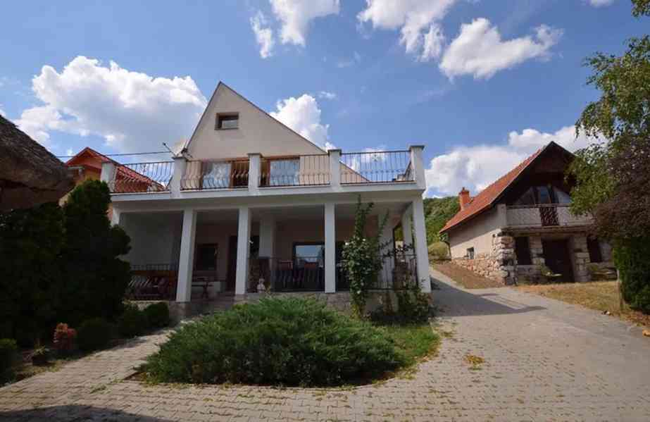 Dům s hospodářskými budovami, bazénem a vinicí ve Vinici/SK - foto 2
