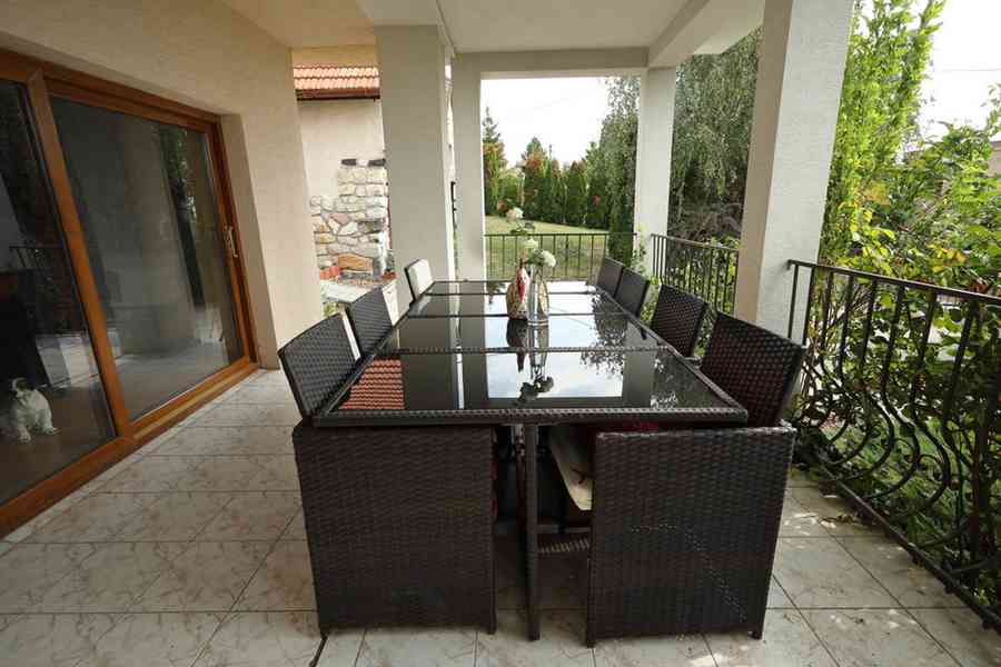 Dům s hospodářskými budovami, bazénem a vinicí ve Vinici/SK - foto 5
